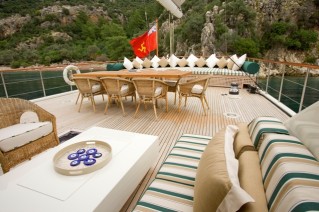SAILING NOUR - Deck